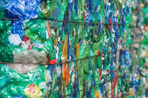 Introduzione di incentivi alle aziende per sostituire agli imballaggi di plastica con materiale eco-sostenibile