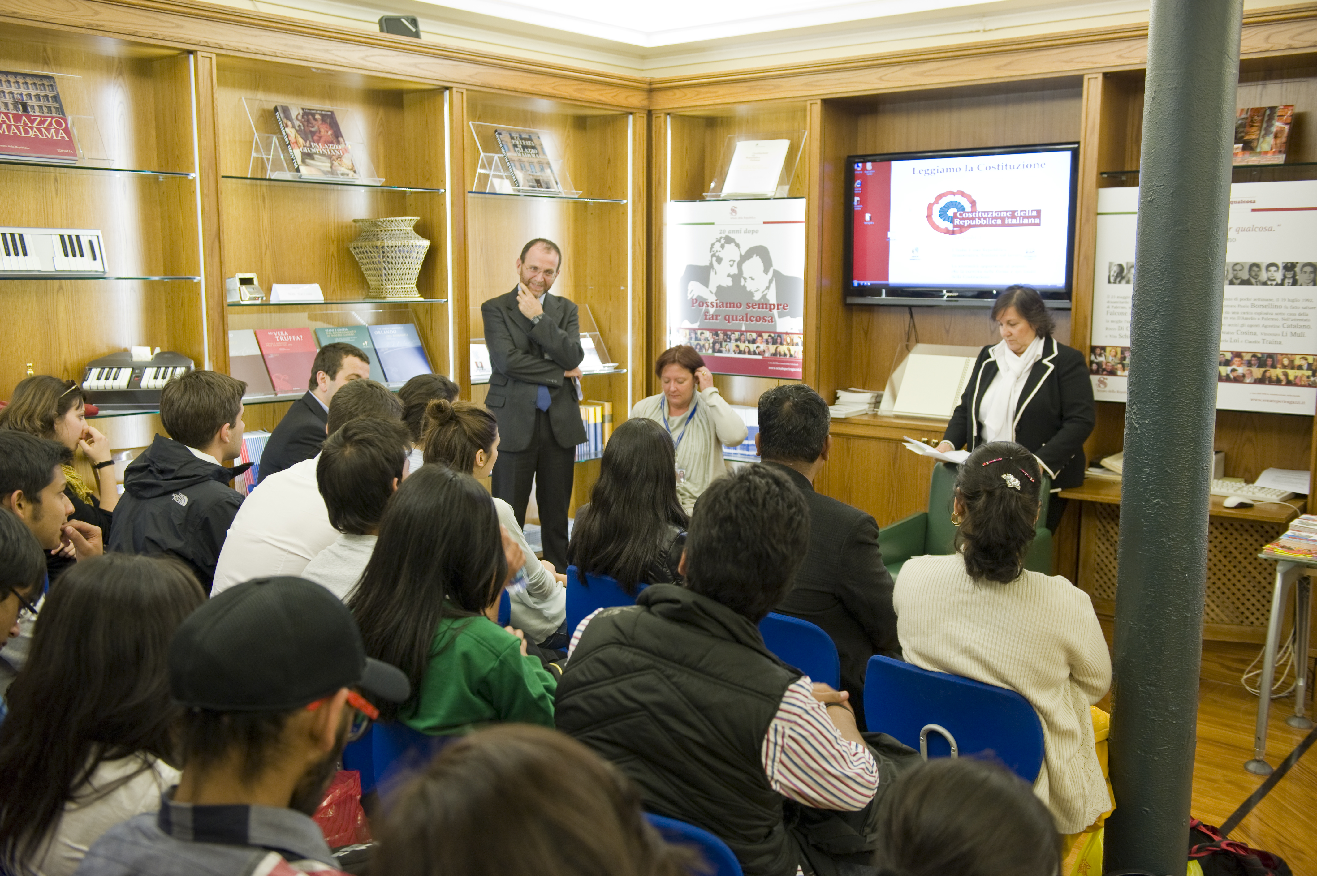 Possiamo sempre far qualcosa - Gli studenti del Liceo Classico "Luciano Manara" di Roma e una delegazione di studenti di New Delhi incontrano la senatrice Teresa Armato