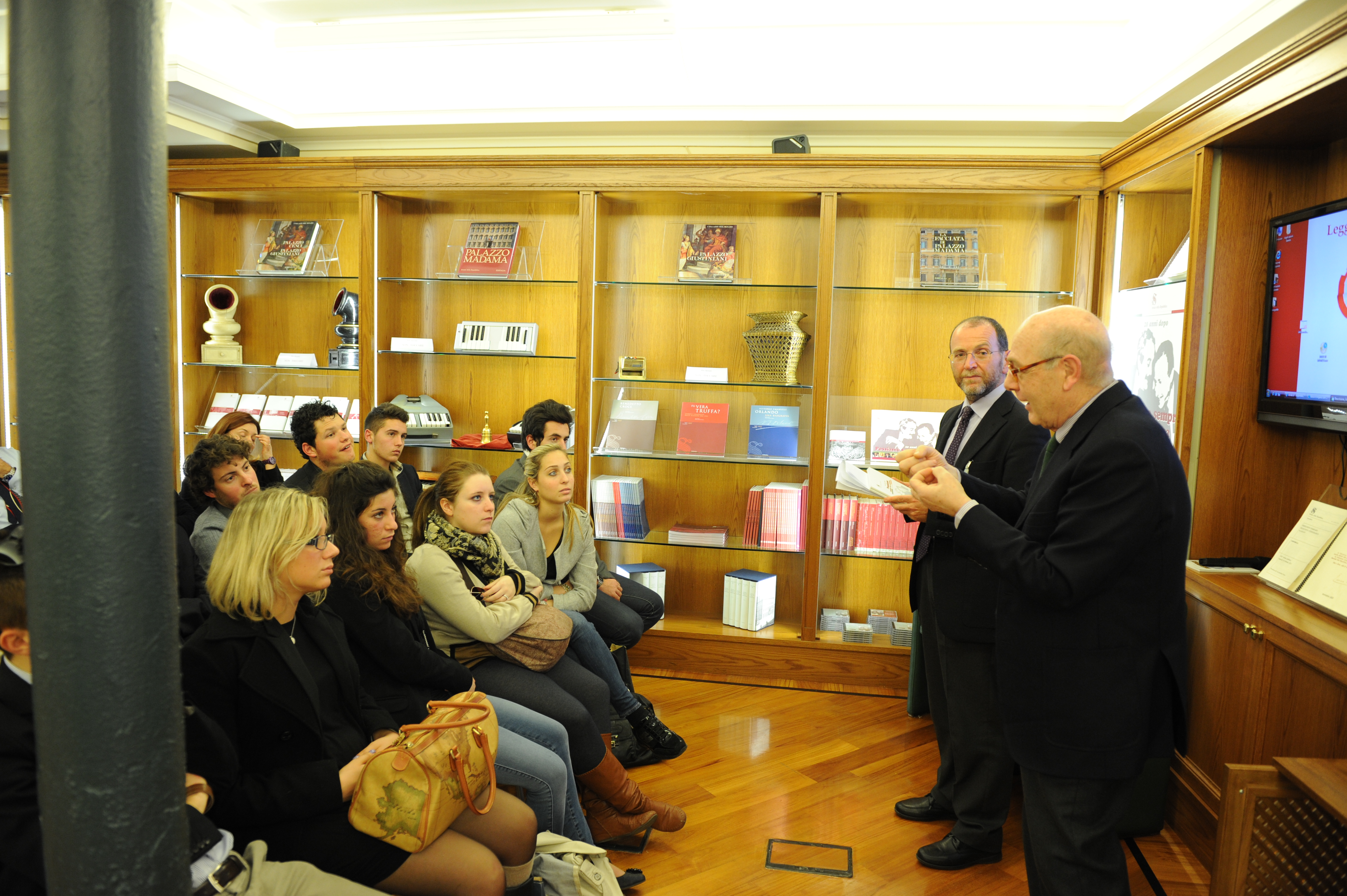 Possiamo sempre far qualcosa - Gli studenti dell'ITCT "Carlo Piaggia" di Viareggio (Lu) incontrano il sen. Luigi Li Gotti